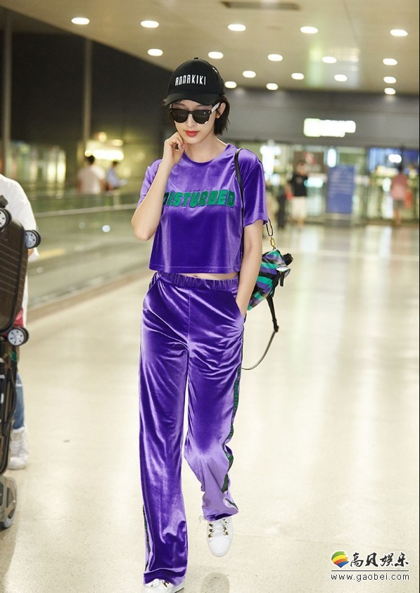 张俪最新机场照片：紫色运动套装，短上衣露脐“小心机”运动裤笔直长腿