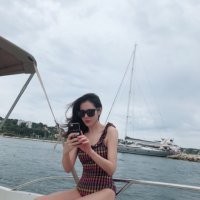 孙艺珍发布国外旅游时拍摄的照片   游艇上秀身材