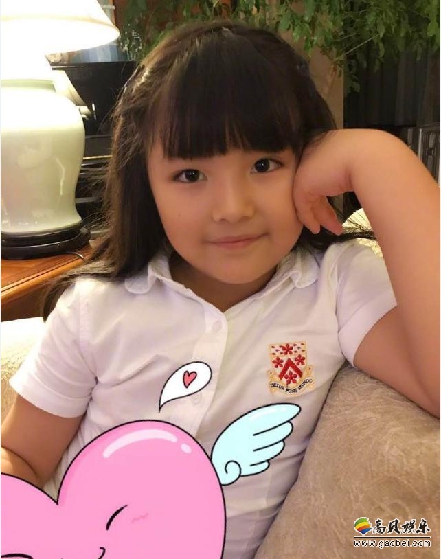 李湘微博晒出了女儿王诗龄放暑假游玩迪士尼照片：Angela十分鬼马可爱