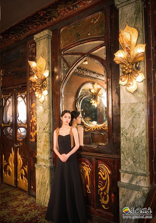 欧阳娜娜复古写真：身穿黑色礼服长裙，充满新古典主义韵味！浪漫优雅