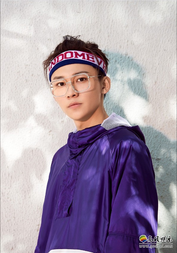 刘怡潼最新写真：红色字母发带搭配炫酷紫色连帽运动服“变身潮系boy”