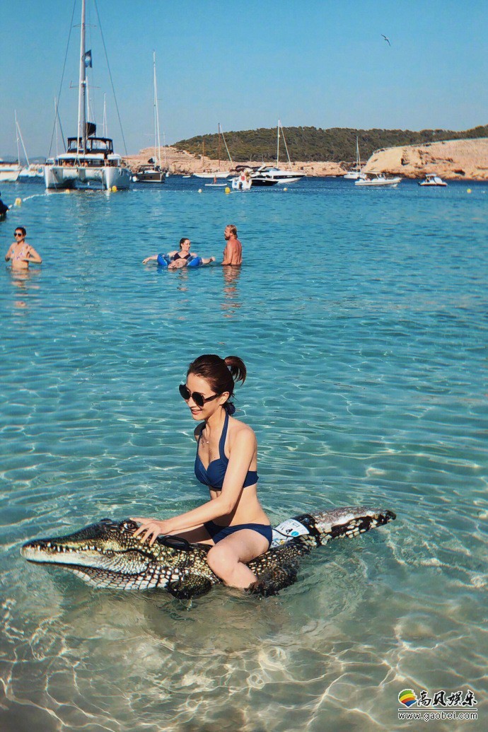 陈赫前妻许婧晒出旅游照片：穿比基尼大秀事业线，骑在鳄鱼身上拍照