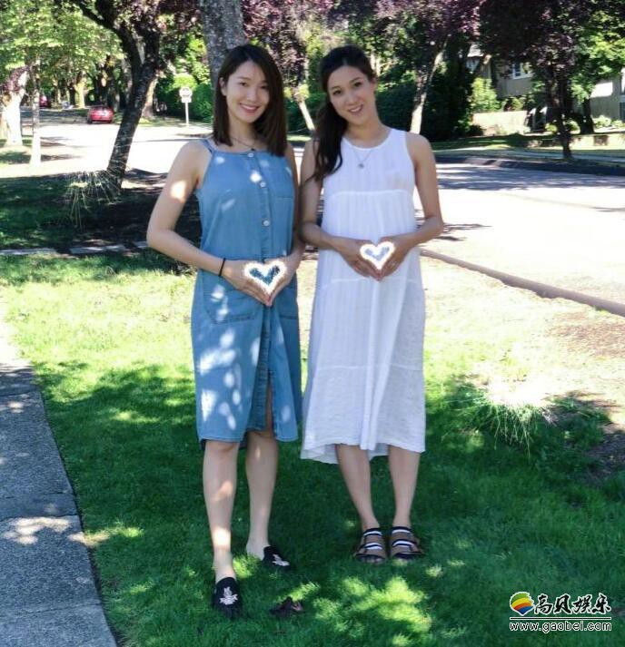 李亚男通过社交媒体晒出一组与好朋友钟嘉欣合影照：两人比心互摸孕肚
