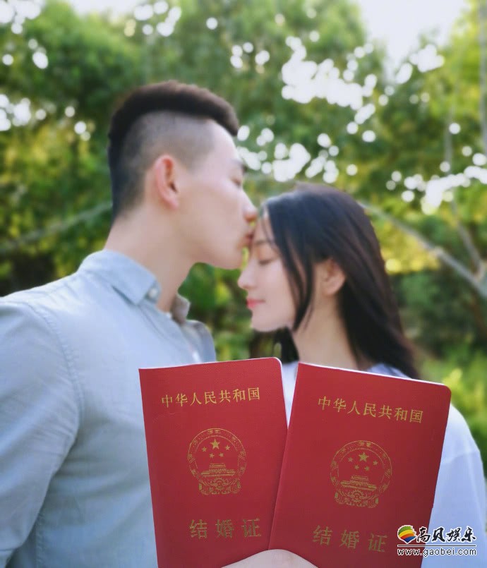 张馨予微博宣布结婚晒出结婚证、婚纱照：男方阳光帅气的优秀教官