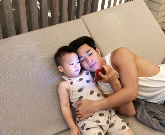刘宪华微博晒出一组照片：照片中，他和可爱萌娃靠在一起看着手机
