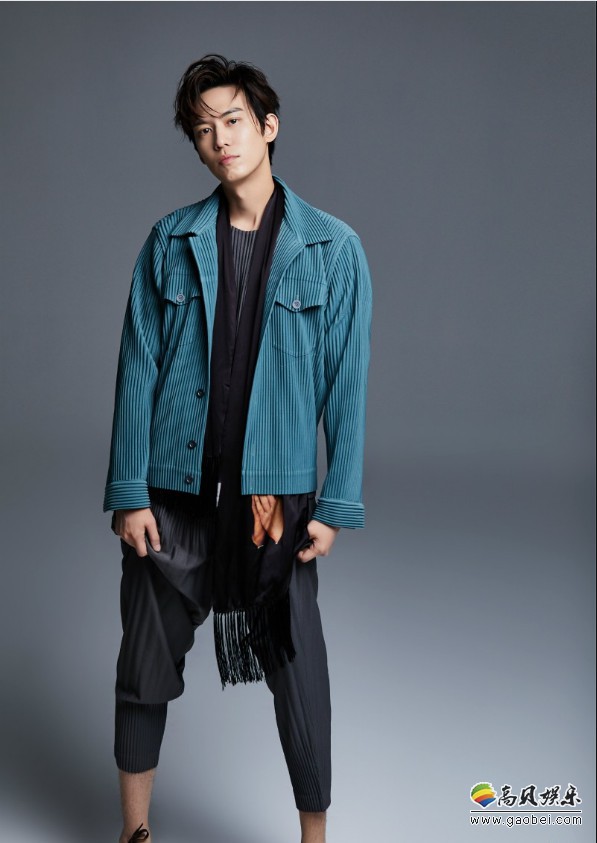 陈楚河最新初秋写真：水蓝色外套、浅灰色衣裤，极简随性又舒服有型
