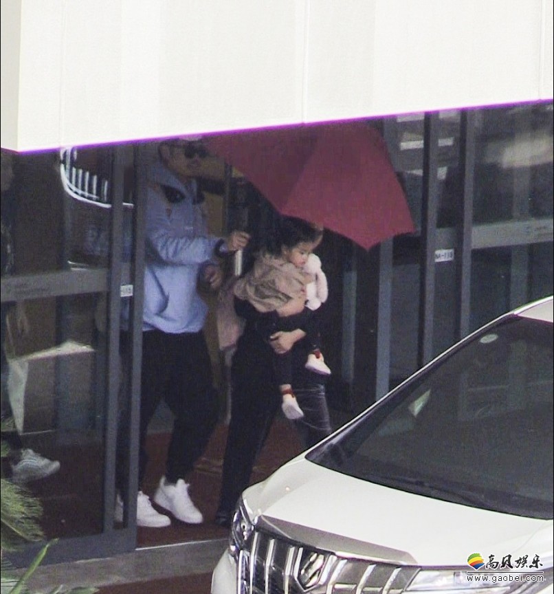 陈赫、张子萱与女儿现身机场：陈赫为女儿撑伞露笑意，娇妻紧跟身后