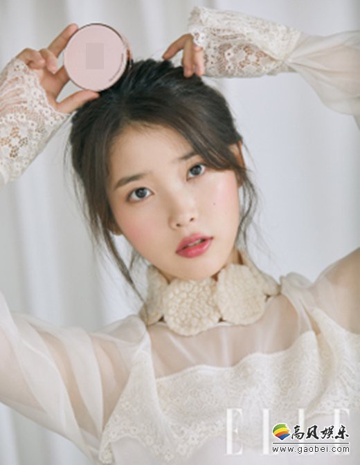韩国歌手、演员IU近日携手某化妆品为时尚杂志拍摄的最新画报公开