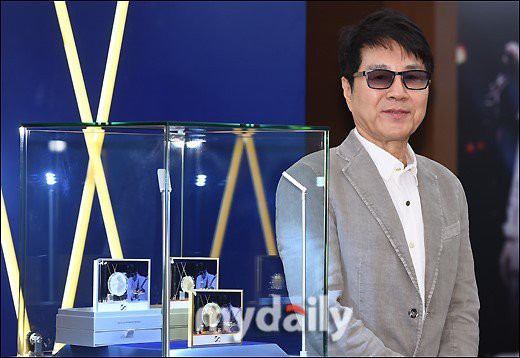 韩国歌手赵容弼出道50周年纪念章发布会   笑容满面