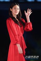 AOA成员金雪炫亮相红毯  大红色礼服美艳动人露美腿