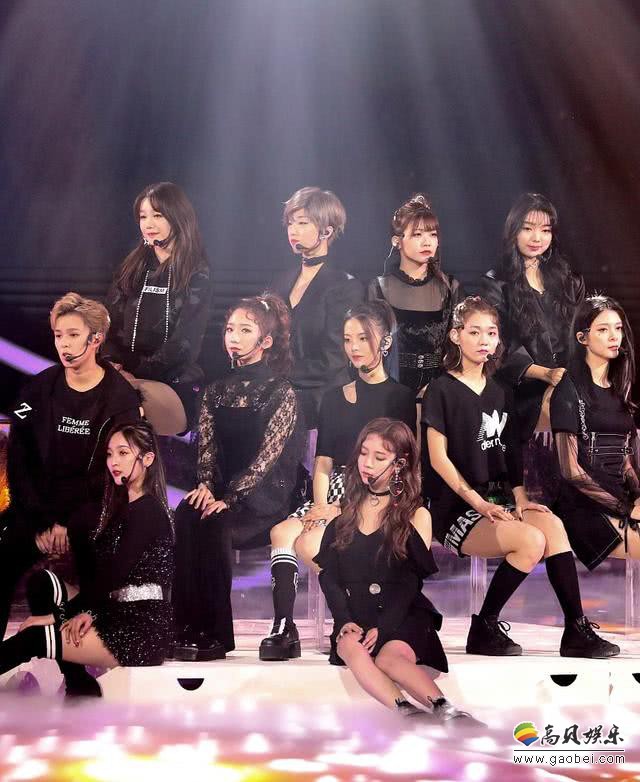 某盛典“火箭少女”全员集合：少女们身穿黑色演出服！变身酷女孩