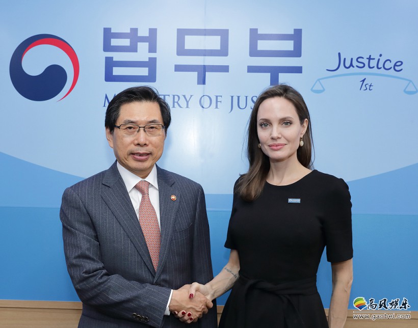 安吉丽娜·朱莉与韩国难民署大使会面：朱莉身穿黑色连衣裙干练优雅