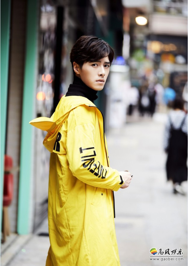 方逸伦曝光街头系列写真：黄色系长款风衣＋黑色内衬尽显高挑身材