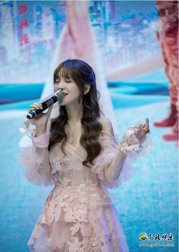 《你和我的倾城时光》武汉站宣传：金莎粉色长裙现身演唱插曲《着迷》