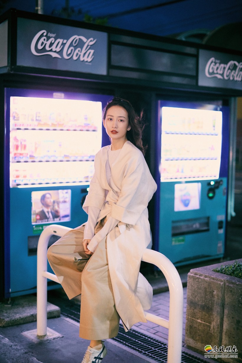 王鸥微博发布最新日常街拍照:素色风衣行走在刚刚夜幕降临的都市街头