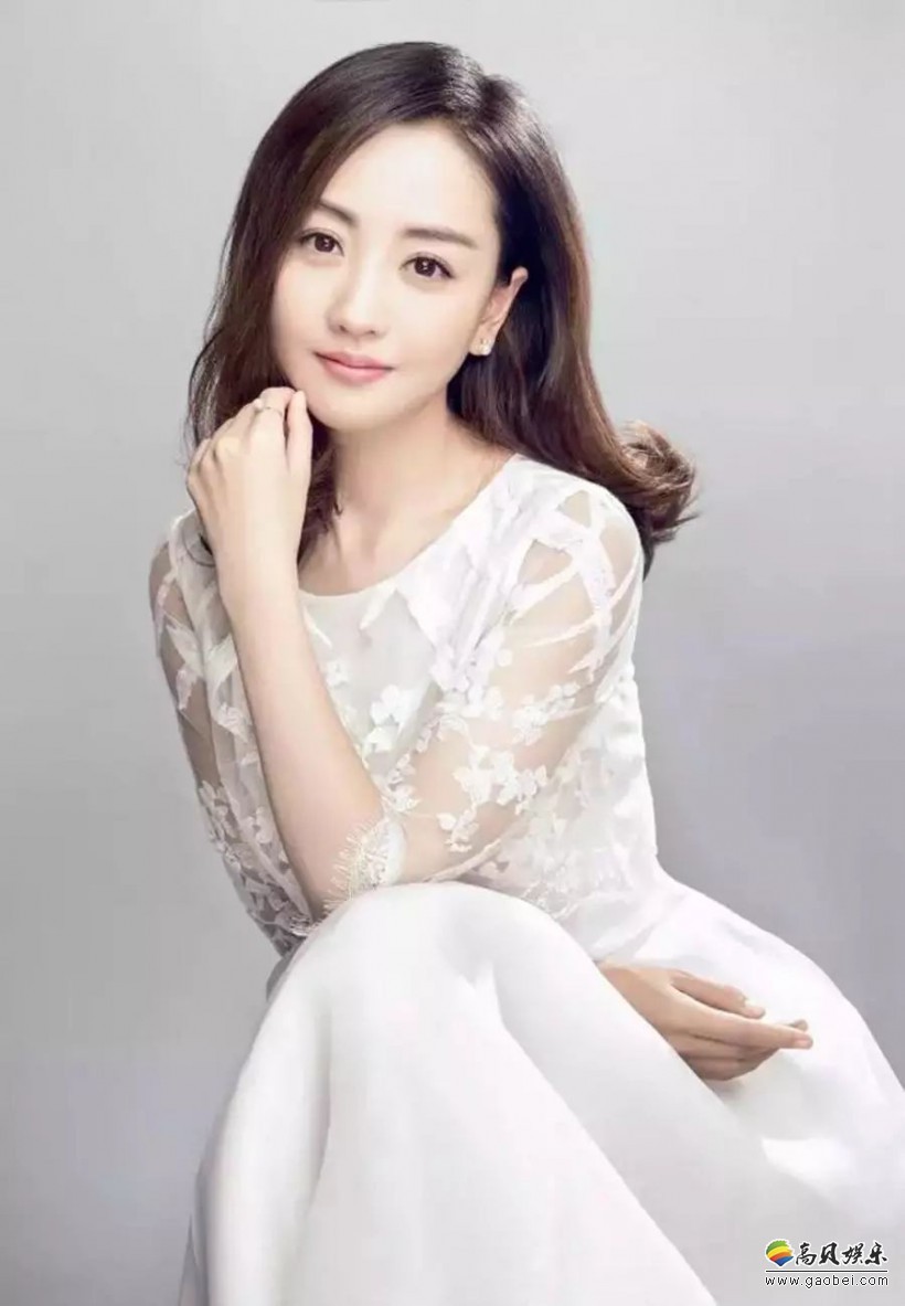 杨蓉出席某活动：长裙白色优雅高贵！网友感叹女神杨蓉身材也是很有料