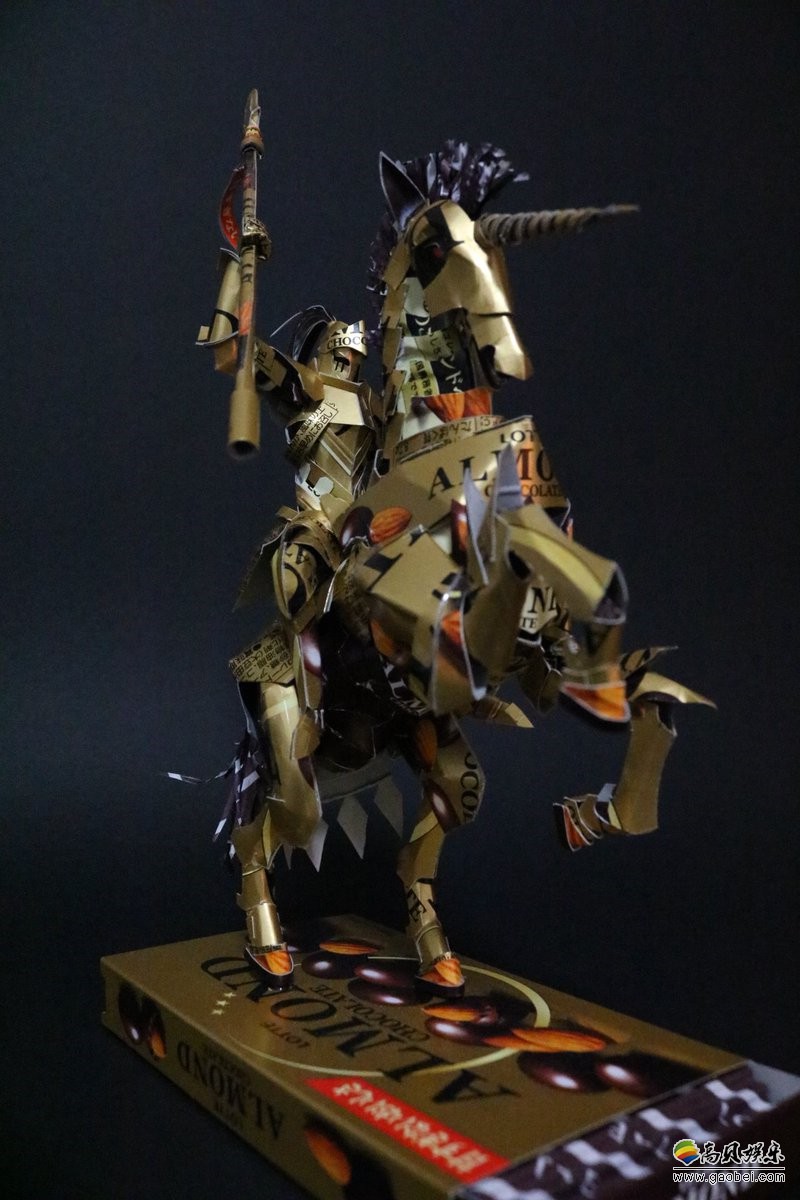 日本手工帝“晴季”：用金色巧克力纸盒制作了金光闪闪的欧洲骑士模型