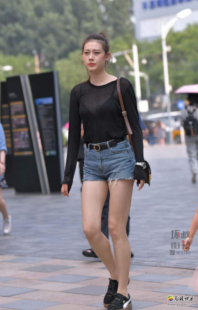 街拍美图:小姐姐黑色透视装 牛仔短裤出街,性感火辣好身材!很带感