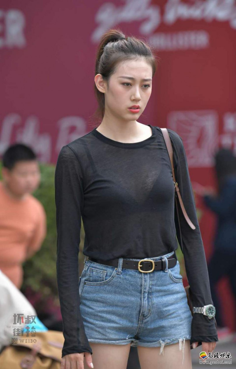 街拍美图:小姐姐黑色透视装 牛仔短裤出街,性感火辣好