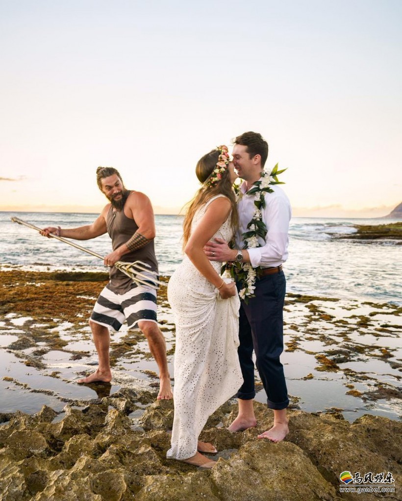 结婚新人在夏威夷的海边拍照：却遭到了“海王”杰森·莫玛乱入“搅局”