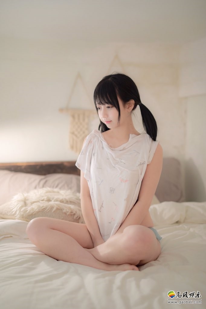 国内小姐姐yami给大家带来她的最新写真作品同样风格同样可爱