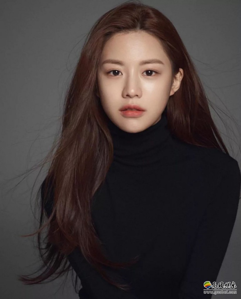 韩国模特高允真被追捧成新“整容模板”：不乏灵感清冷感，少女气十足
