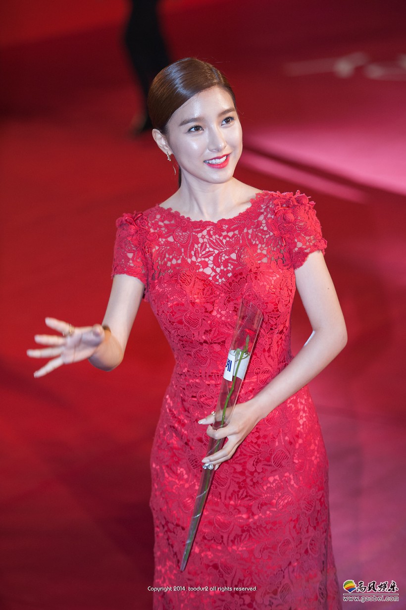 金素恩高清图片:釜山国际电影节开幕式红地毯