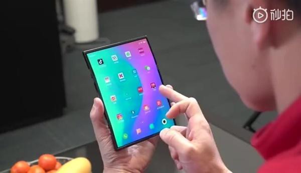 小米林斌微博公布了小米双折叠手机视频：应该是全球第一台双折叠手机