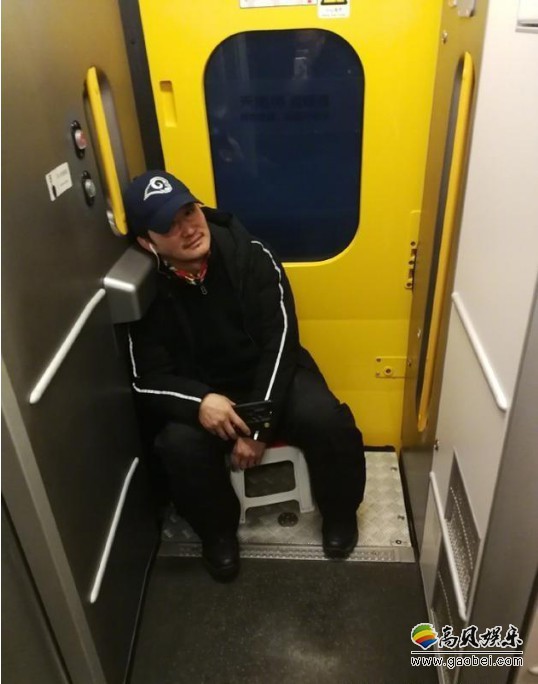 吴京带小板凳坐火车上热搜：随身携带火车神器马夹凳坐在了车厢连接处