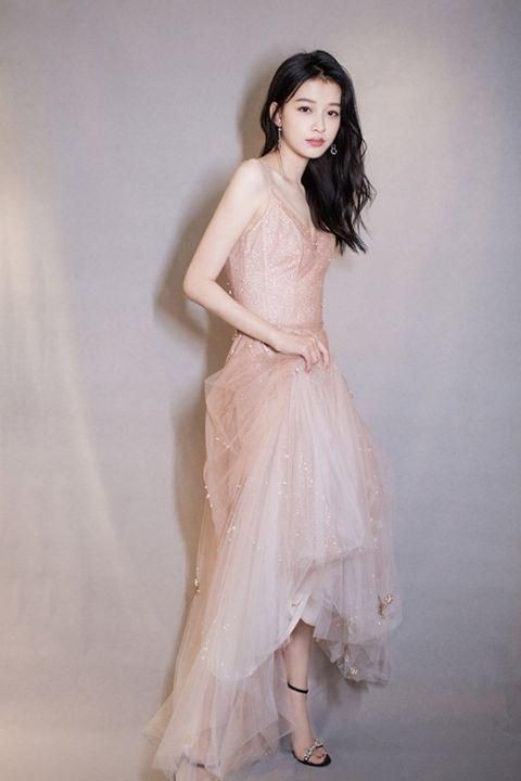 孙怡时尚写真照曝光：身穿藕粉色长款纱裙，整体造型看起来非常有仙气