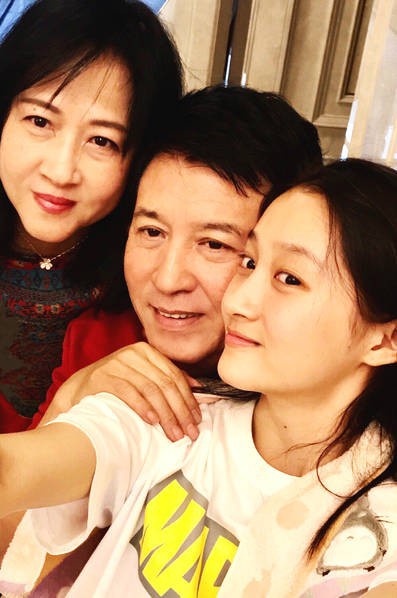 关晓彤爸爸微博分享一家三口照片：关晓彤素颜出镜，爸爸妈妈年轻漂亮
