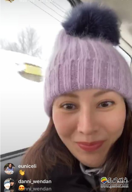 李嘉欣社交网站直播：称又来到一年三度滑雪时间！并在微博晒出了视频