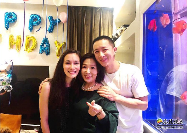 韩庚更新微博上传他35岁生日会照片：女友卢靖姗与韩母温馨同框秀幸福
