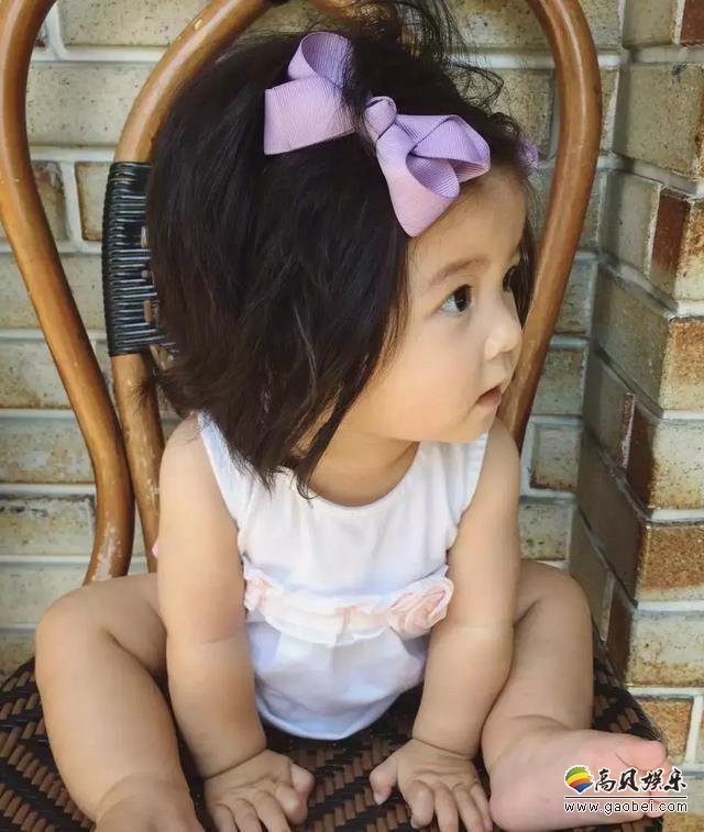 日本1岁小女孩发量惊人瞬间走红：网友称呼她“爆炸头宝宝”“小狮子”