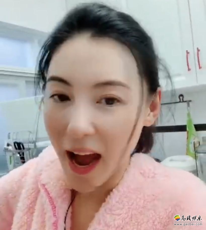 张柏芝社交网晒出素颜自拍美照:她容光焕发,肤白貌美