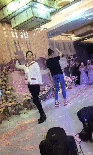 网友晒出古力娜扎参加闺蜜婚礼视频：娜扎身穿白色外套在舞台献上舞蹈