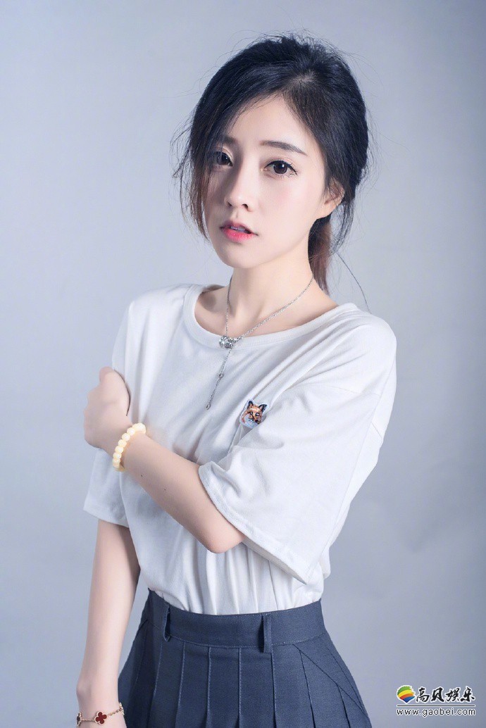 知名主播冯提莫微博晒出白t恤写真美照:古灵精怪模样
