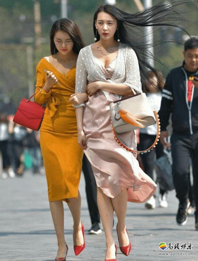 街拍美女福利照：两个秀发高挑美女上街，高跟＋长裙！气质颜值在线