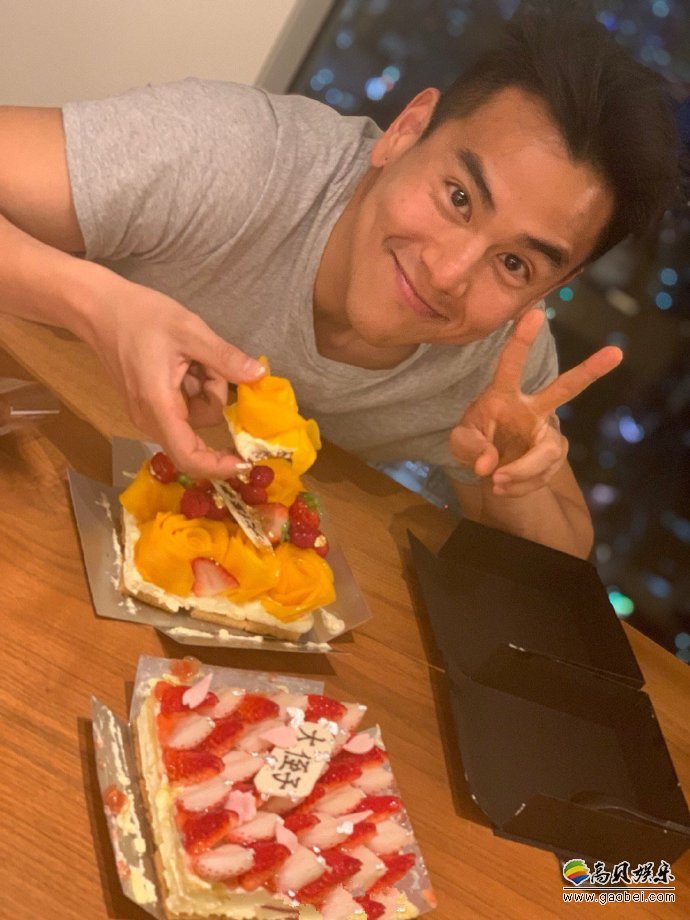 彭于晏生日当天:彭于晏心情大好对着镜头比耶,开心的大口吃蛋糕庆生