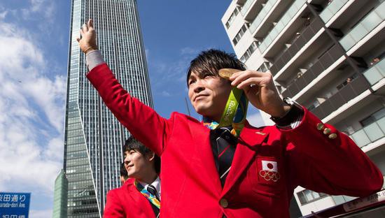 《日本经济新闻》报道：日本首次采用回收手机造奥运奖牌！已获56斤黄金