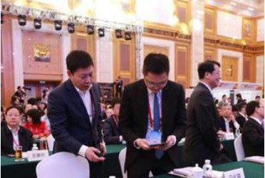 2019中国IT领袖峰会开幕：余承东向马化腾推销华为5G折叠屏手机Mate X