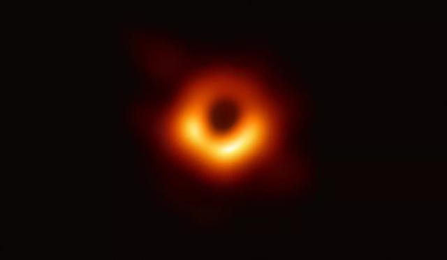 人类历史上首次捕捉到黑洞照片曝光：科幻电影与真实黑洞差距究竟有多大
