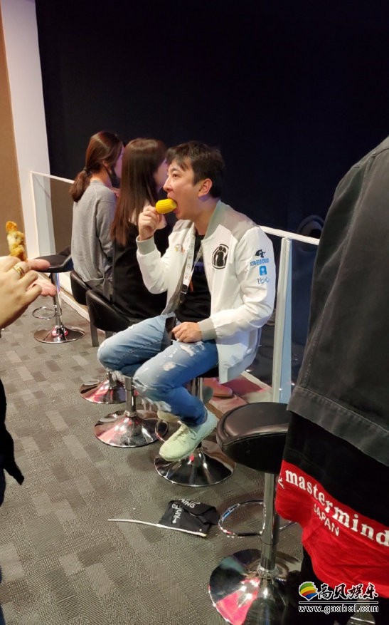 网友某活动现场偶遇王思聪：拍下了王校长正在吃玉米的照片！画面搞笑