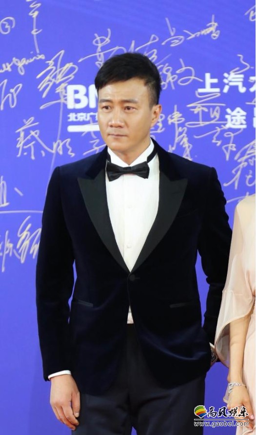 胡军身穿深蓝色丝绒西装搭配黑色领结亮相第九届北京国际电影节红地毯