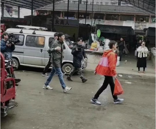网友偶遇陈伟霆录制节目：他与何炅、黄磊现身菜市场买菜！十分接地气