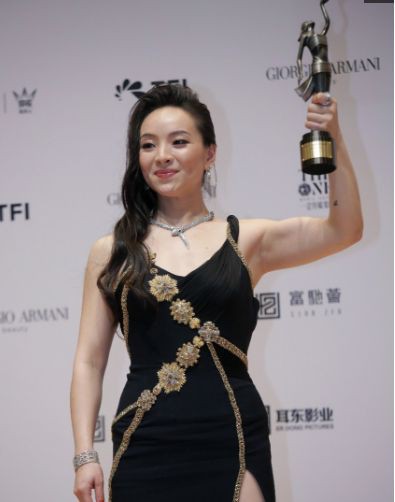 第38届金像奖举行：曾美慧孜凭借《三夫》拿下本届香港电影金像奖影后