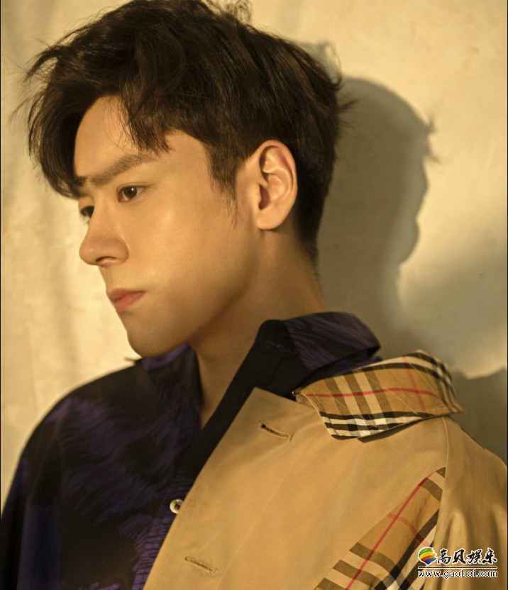魏哲鸣时尚写真照风衣复古优雅展现成熟魅力举手投足间显露自我风格