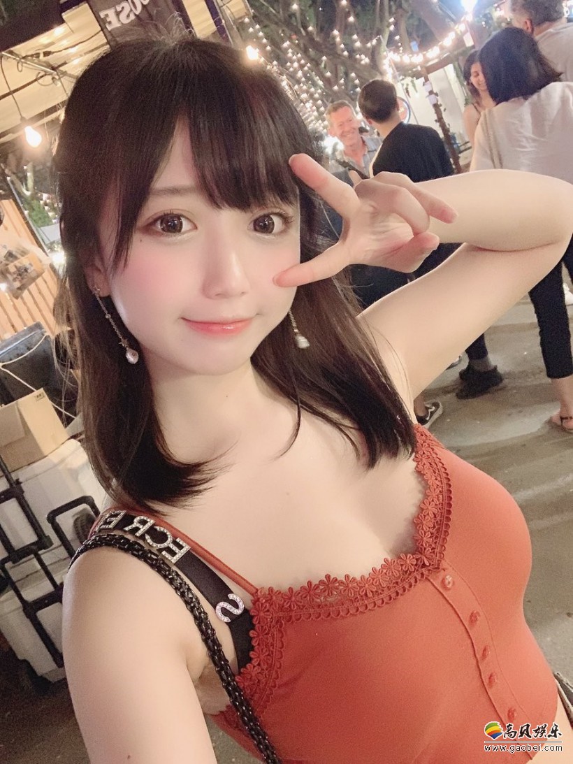 萌妹yami小姐姐大波浪卷没那么明显依旧挡不住浑身透露出来的可爱