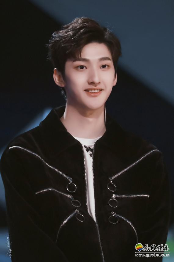 创造营2019第三期节目首次公演银河酷娱的刘特带伤坚持完成舞台