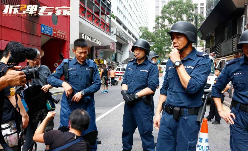 《拆弹专家2》拍摄爆炸戏：演员刘德华、刘青云等人现身香港尖东闹市区
